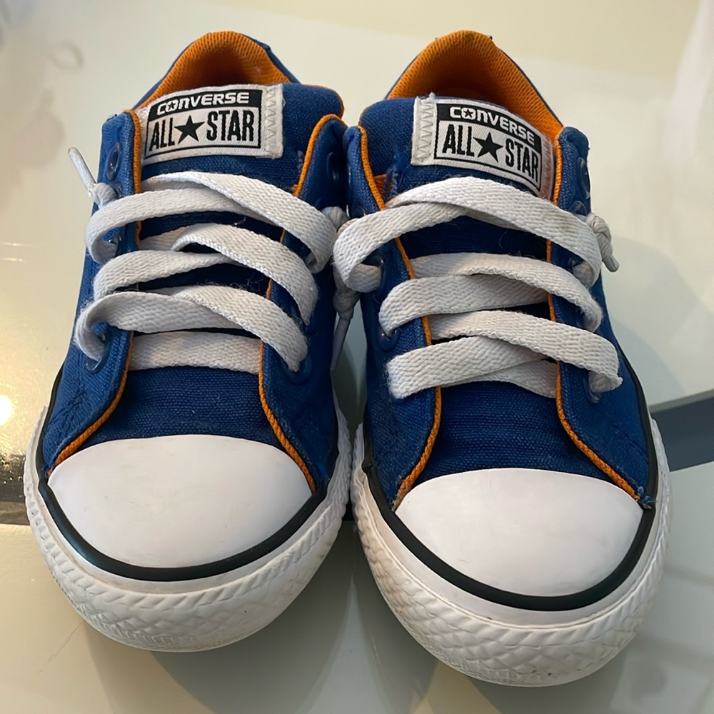 Kids converse size 11. Gently used.